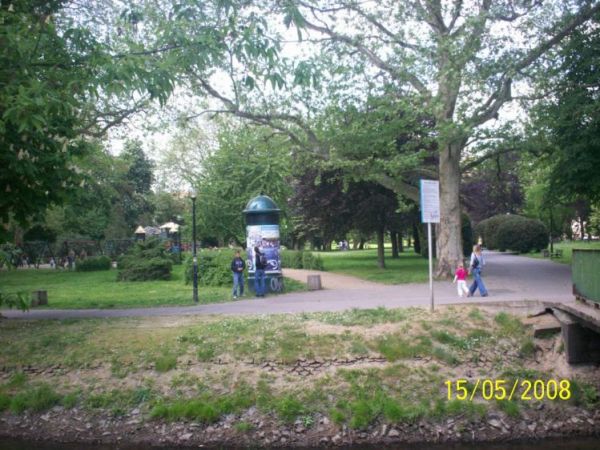 Słup ogłoszeniowy w parku stylizowany na lata przedwojenne.