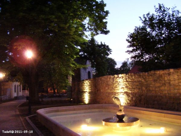 Po renowacji uruchomiona fontanna parkowa, w nowym wystroju widziana w światłac wieczoru