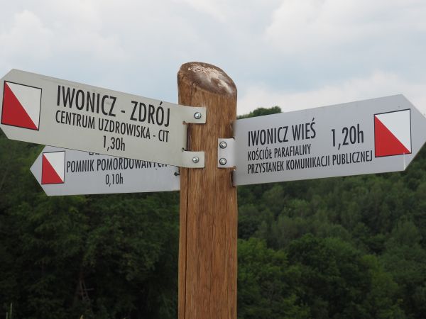 oznakowania szlaków turystycznych - tu : przy zejściu z Góry Ispak - 483m npm.