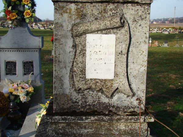 ubogacone inskrypcje nagrobne - w sektorze grekokatolickim miejscowego cmentarza.