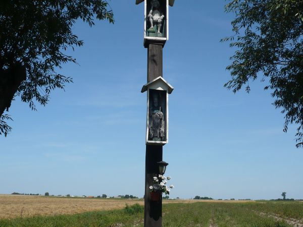 Po drodze do Ołoboku jest wiele kapliczek ,krzyży przydrożnych,
wspominałem o rzeźbiarzu ludowym Pawle Brylińskim właśnie
we wsi Sławno Stare jest słup z rzeź