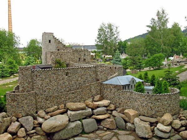 KOWARY - Park Miniatur Zabytków Dolnego Śląska - Zamek Chojnik położony na malowniczym wzgórzu Chojnik wzniesiony został w XIV wieku przez księcia Bolka II jako