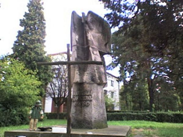 Pomnik ,,Bochaterom Starachowic,,