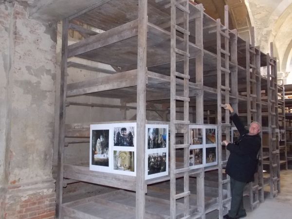 W zabytkowym budynku cerkwi w Starym Dzikowie Andrzej Wajda nakręcił w styczniu 2007 r. wiele scen do filmu ,,Katyń''. Tutaj umieszczono bowiem filmowy obóz w K