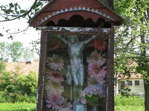 kapliczka przydrożna /szafkowa/ z krzyżem z nieistniejącej dziś miejscowej cerkwi - w centrum wsi.