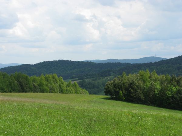 a hen: pasmo Otrytu, dolina Sanu i fragment otoczenia Jeziora Solińskiego - po prawej szczyt g. Jawor - 817m npm, zwanej też Piekło, z przekaźnikami sygnału tel