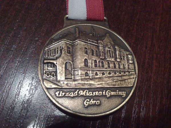 Urząd Miasta i Gminy na medalu z okazji "Biegu Niepodległości"