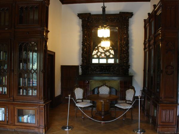 za ciemno pewnie ! - o, zerów braknie "przy gwiazdkowaniu" - sugeruję iść tropem i poprawić - tu n/z zamkowe wnętrza - tu zrekonstruowana biblioteka.