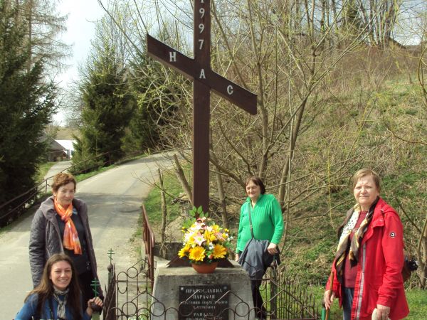 krzyż przydrożny - osadzony w betonowym postumencie a na nim tablica fundacyjna. Ogrodzony stylowym metalowym płotkiem , otoczenie zadbane i obłożone posadzką,