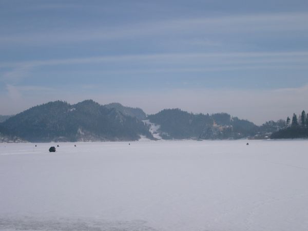 Zamarznięty zalew czorsztyński od strony Falsztyna