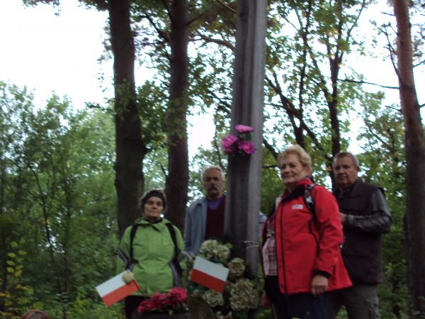 przy krzyżu postawionym przez "Solidarność Wiejską Wsi Mrzygłód" w 1983r. celem uczczenia 190 rocznicy Konstytucji 3-go Maja.