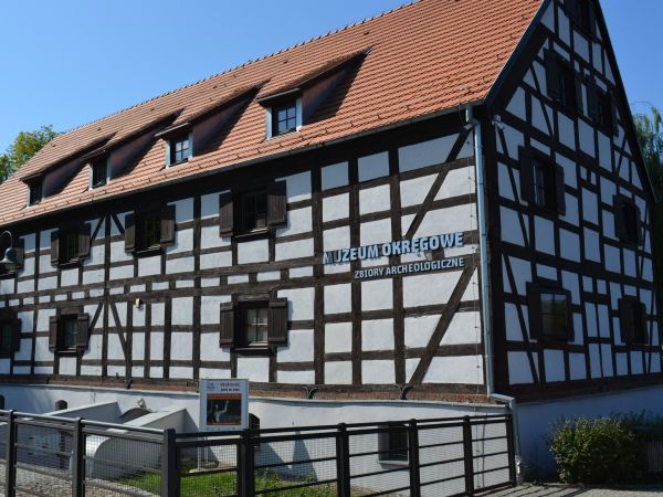 Dawne spichrze, dziś muzea i hotele.