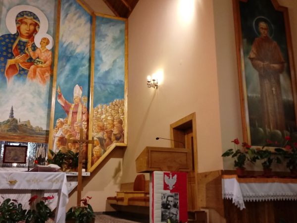 Kościół NMP  Królowej  Polski w Brzostkowie .