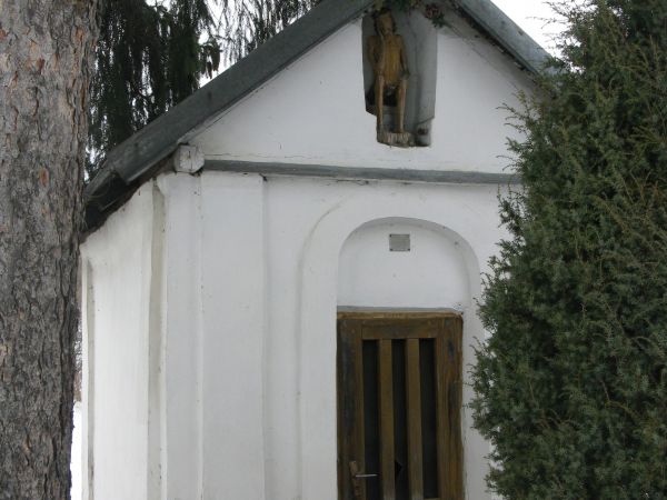 na rozdrożu: kapliczka domkowa - stanowiąca etap pośredni między architekturą stricte kościelną a budownictwem chłopskim. Wzniesiona na planie kwadratu miniatur