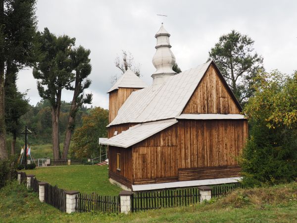 otoczenie kościoła, wcześniej - od czasu pobudowania tj. od 1843r. - cerkiew służąca miejscowym wyznawcom obrządku, później wysiedlonych.