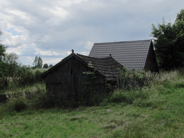 Stara chatka z siodłowym dachem