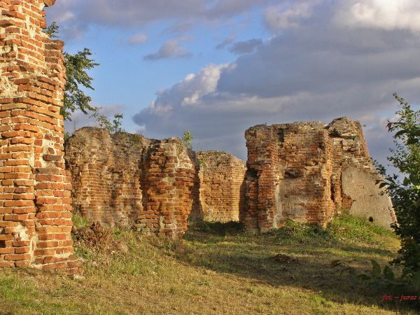 ZAWIEPRZYCE 
Malownicze ruiny zniszczonego zespołu pałacowo-zamkowego