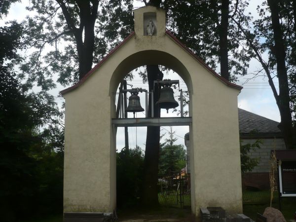 Dzwonnica  przy  kościele