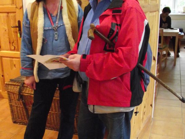 przy pracowniach uniwersyteckich - wśród osób przybywających do Uniwersytetu po nauki "starych rzemiosł" są prawnicy, księgowi, nauczyciele, terapeuci, studenci