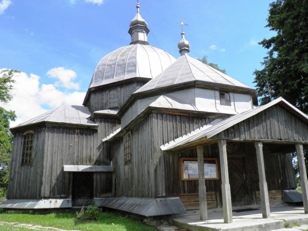 Cerkiew grecko-katolicka p.w. Narodzenia Przenajświętszej Bogurodzicy wybudowana w połowie XVIII wieku . Wieś założona w czasie kolonizacji józefińskiej pod naz
