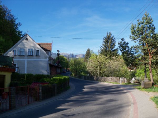 Ulica Karkonoska.. , szlak do Czarnego Kotła Jagniątkowskiego, szlak do Śnieżnych Kotłów.