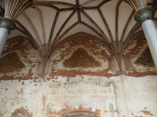 Sala Wielka przekryta sklepieniem palmowym podpieranym dwiema granitowymi kolumnami - n/z fragment ścian z resztkami zdobiących je malowideł.