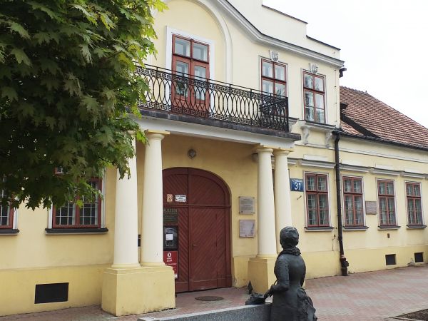 i pomnik Konopnickiej po jej domem rodzinnym