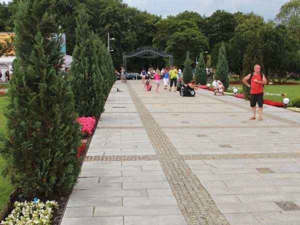 „Walk of Fame“ ulica Gwiazd- In Międzyzdroje finden regelmäßig polnische Filmfestivals statt. Es gibt dort auch in der Nähe der Strandpromenade den polnischen „