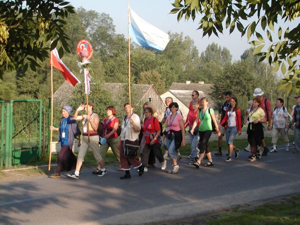 ...

Błękitne rozwińmy sztandary, 
Czas strząsnąć zwątpienia już pleśń. 
Niech w sercach zagorze znicz wiary, 
I gromka niech ozwie się pieśń. 

Spod zna