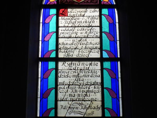 Fakt odkrycia wód mineralnych w bliskim tego miejsca sąsiedztwie w 1876r. został upamiętniony w napisie witraża kościoła zdrojowego. Wody te nazwano : TYTUS, KL