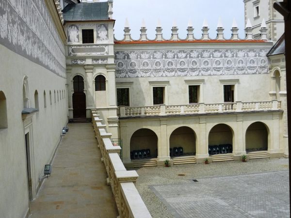 Jedna z najpiękniejszych rezydencji pałacowych w Polsce. Położona 10 km na południe od Przemyśla.  Zamek - pałac powstał w XVI wieku.  Przez kolejne lata rozbud