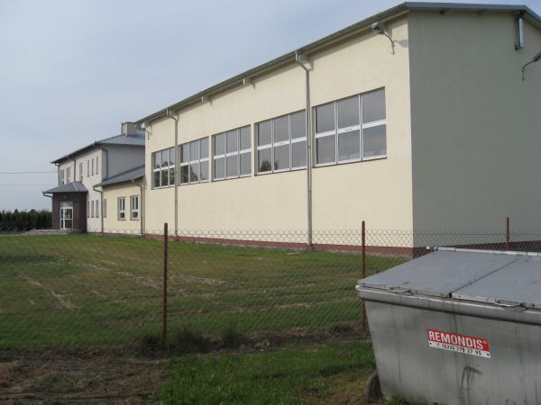 Szkoła w Siedzowie przy granicy wsi Gusin