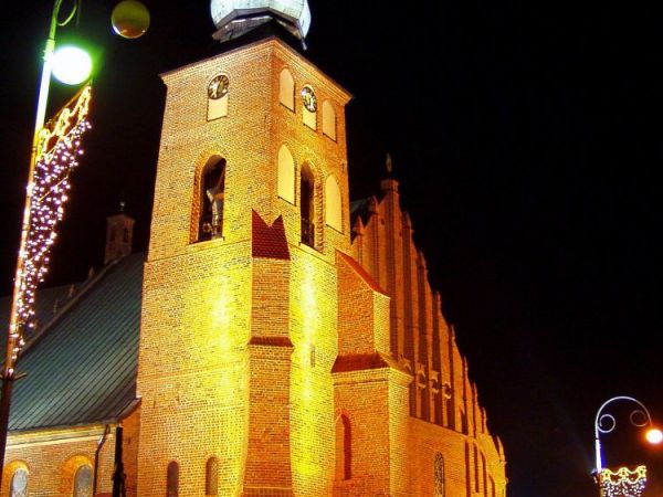 Kolegiata sieradzka w nocy