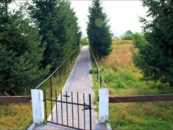 Cmentarz wojenny w Korzenicy. Cmentarz z lat 1915-16. Leżą na nim żołnierze trzech wrogich armi - rosyjskiej , austo-węgierskiej i niemieckiej , którzy zginęli