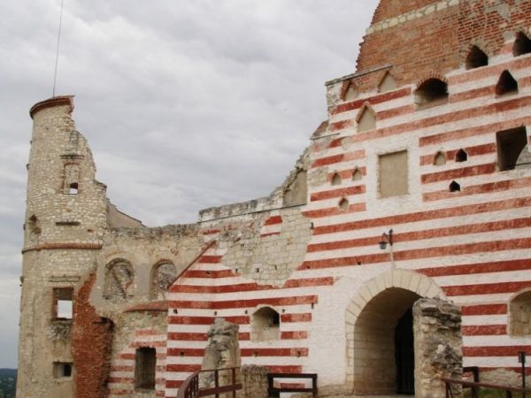 Zamek wybudowany w I poł. XVI wieku przez Mikołaja Firleja i jego syna – Piotra Firleja, pozniej w rekach Lubomirskich. W 1783 r. J.Lubomirski przegrywa z