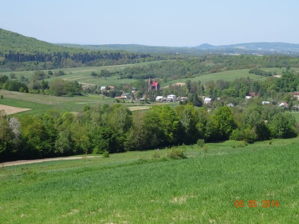 na lewo zbocze g. Wroczeń - 498m npm, n/z przysiółka "Przykopy" : widok na wieś, tam z czerwonego koloru pokryciem dachowym - kościół parafialny pw. Podwyższeni
