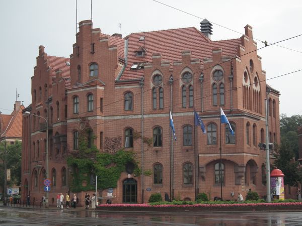 Ten piękny zabytkowy budynek to siedziba Urzędu Miasta Toruń