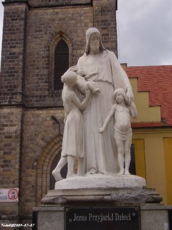 Jezus Przyjaciel Dzieci grupa rzeźb przed kość. MB Nieust. Pomocy