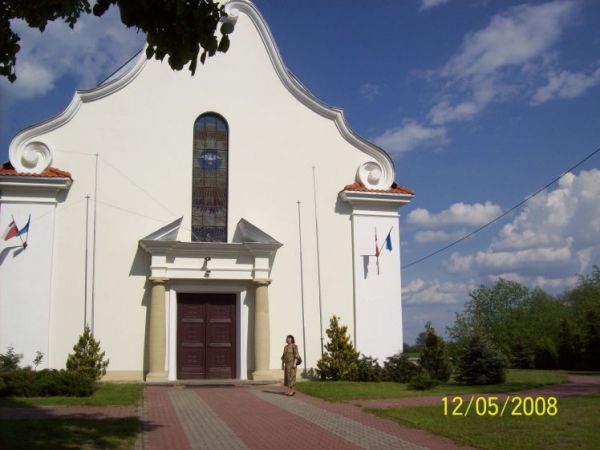 Fasada kościoła w Jeziorzanach