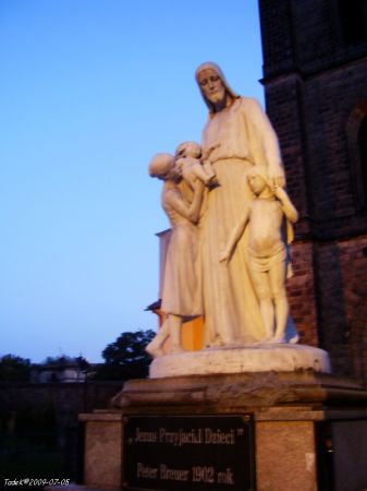 Grupa rzeźb 1902 P.Brauer - Jezus i Dzieci. To przed kośc. p.w. MB Nieustaj. Pomocy - po lewej nieopisany poprzednio zakątek z kapliczką MB.