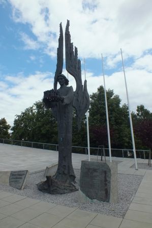 Pomnik Ofiar Grudnia 1970 autorstwa prof. Czesława Dźwigaja /odsłonięty w sierpniu 2005 r./