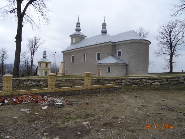 od strony drogi na cmentarz - kościół murem otoczony !
