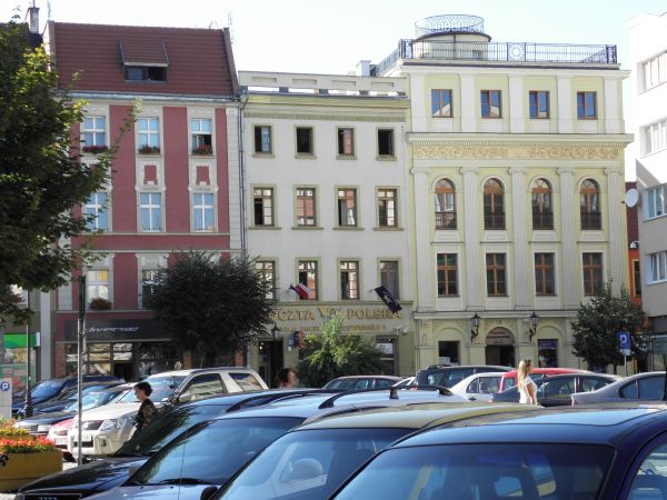 Pierzeja z pocztą i kamienicą z obserwatorium astronomicznym