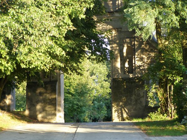 ZAWIEPRZYCE - ZABYTKOWA BRAMA

Brama wejściowa do parku i na teren
ruin zamkowych, widok od strony zewnętrznej.