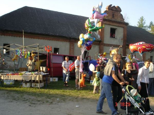 Zawieprzyce - majowka 2009 w ruinach zamku Firlejow.
W tle zabudowania stajni.