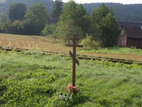 we wsi jest cerkiew wyznawców obrządku prawosławnego a tu n/z przy torach kolejowych obok przejazdu drogowego - stoi krzyż prawosławny, może dla upamiętnienia o