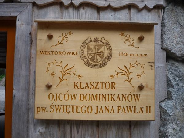 Tablica .Sanktuarium na Wiktorówkach.