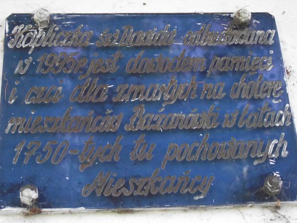 na murach cmentarnej kaplicy pw. św. Dawida - tablica ku pamięci.