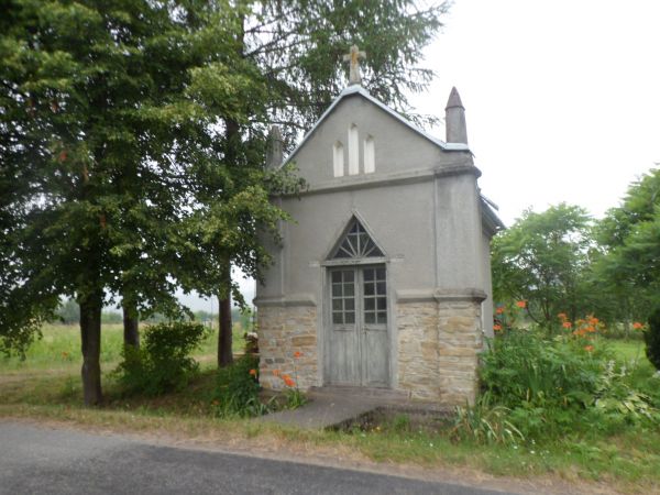 kapliczka przydrożna, na rogatkach - zabytkowa, o bogatej stylowej ornamentyce, narożniki w dolnej warstwie boniowane kamieniem. Przybywającym do miasteczka wyj