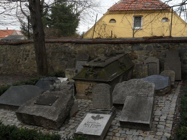 Lapidarium nagrobkowe na cmentarzu przykościelnym (sarkofag Rudolfa von Hunolt)